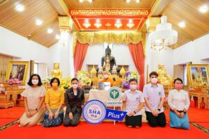 Mönche und Mitarbeiter des Wat Pho in Bangkok