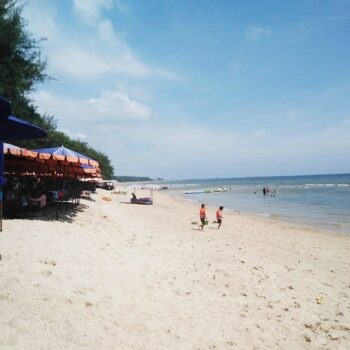 thailändische Kinder spielen am Strand von Hua Hin in Thailand
