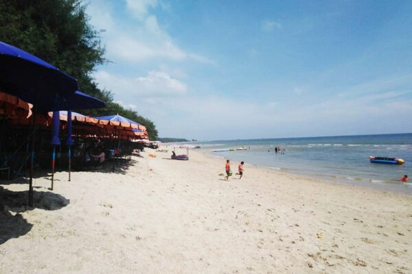 thailändische Kinder spielen am Strand von Hua Hin in Thailand