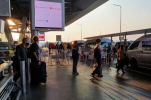 Außenbereich der Ankunftsebene am Flughafen von Bangkok