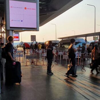 Außenbereich der Ankunftsebene am Flughafen von Bangkok