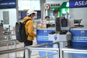 asiatischer Tourist bei der Einreise nach Thailand am Flughafen von Bangkok