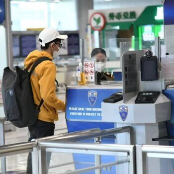 asiatischer Tourist bei der Einreise nach Thailand am Flughafen von Bangkok
