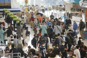 Der Flughafen Suvarnabhumi wird am Montag mit der Ankunft der ersten Touristen wieder zum Leben erweckt und damit die Wiedereröffnung Thailands für ausländische Besucher gefeiert.