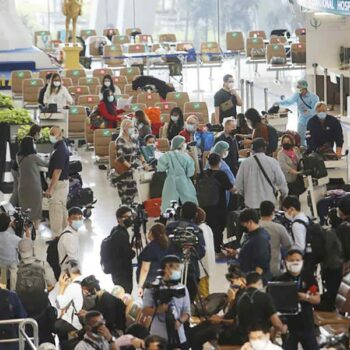 Der Flughafen Suvarnabhumi wird am Montag mit der Ankunft der ersten Touristen wieder zum Leben erweckt und damit die Wiedereröffnung Thailands für ausländische Besucher gefeiert.