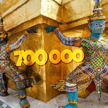 ein thailaendischer schrein mit der zahl 700.000 welche die Anzahl der Touristen wiederspiegelt, die 2021 erwartet werden