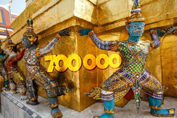 ein thailaendischer schrein mit der zahl 700.000 welche die Anzahl der Touristen wiederspiegelt, die 2021 erwartet werden