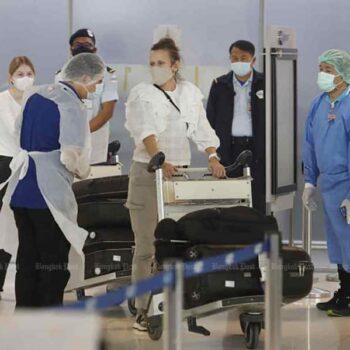 Touristen die am Flughafen von Bangkok ankommen