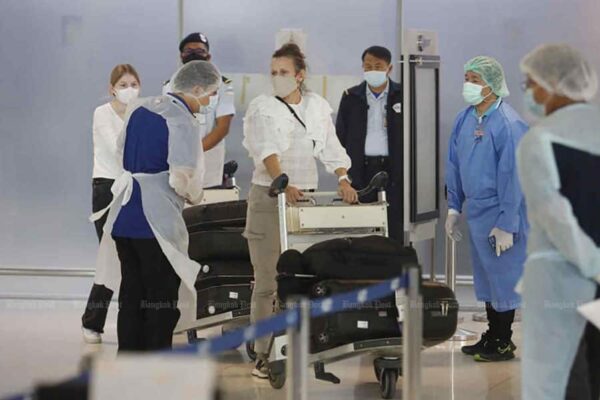 Touristen die am Flughafen von Bangkok ankommen