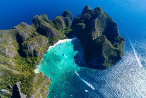 Blick auf die Maya Bay auf Koh Phi Phi