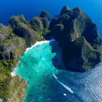 Blick auf die Maya Bay auf Koh Phi Phi