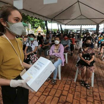 Thailänder die auf einen PCR Test warten