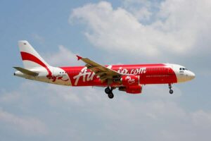 Flugzeug der AirAsia im Landeanflug auf Phuket