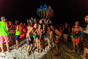 Gruppe von Jugendlichen auf der Fullmoon Party auf Koh Phangan.