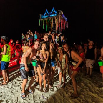 Gruppe von Jugendlichen auf der Fullmoon Party auf Koh Phangan.