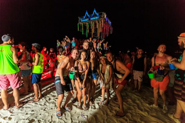 Gruppe von Jugendlichen auf der Fullmoon Party auf Koh Phangan.