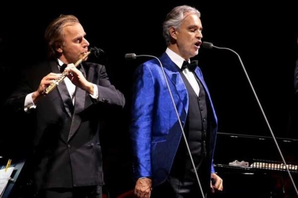 Andrea Bocelli ist der Stargast der Silvesterfeier auf der Ferieninsel Phuket, Thailand.