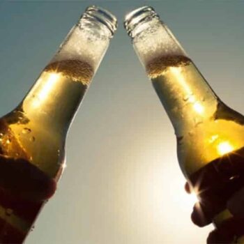 Zwei Bierfalschen die anstoßen