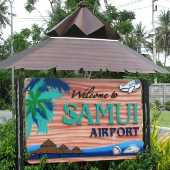 Das Willkommensschild am Flughafen von Koh Samui