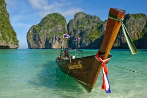 Die Mayabay mit einem für Thailand typischen Longtailboot.