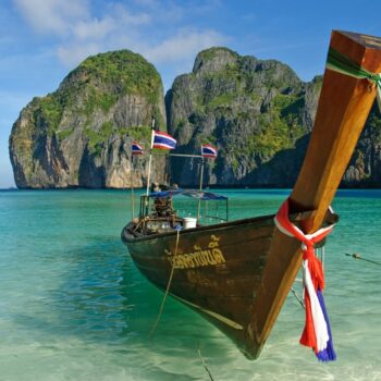 Die Mayabay mit einem für Thailand typischen Longtailboot.