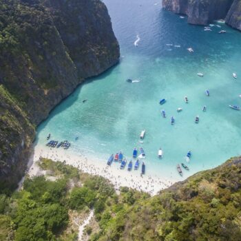 Blick auf die Maya Bay bei Koh Phi Phi aus der Vogelperspektive