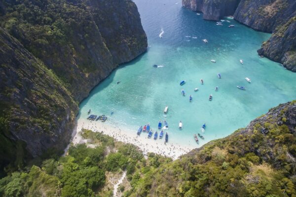 Blick auf die Maya Bay bei Koh Phi Phi aus der Vogelperspektive