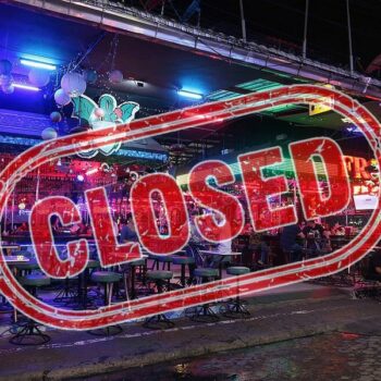 Eine typische Bar in Pattaya, die nun wieder Alkohol verkaufen darf.