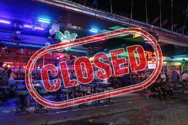 Eine typische Bar in Pattaya, die nun wieder Alkohol verkaufen darf.