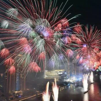 Silvester Feuerwerk in Bangkok auf dem Chao Phraya Fluss.