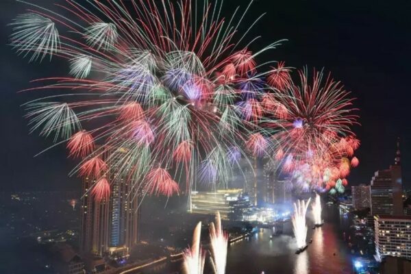 Silvester Feuerwerk in Bangkok auf dem Chao Phraya Fluss.