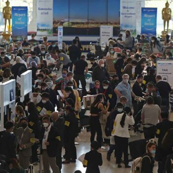 Internationale Passagiere durchlaufen am Montag bei ihrer Ankunft auf dem Flughafen Suvarnabhum die Einreiseprozedur, da befürchtet wird, dass das "Test & Go"-Programm für die Einreise in das Königreich aufgrund der steigenden Zahl von Fällen der Omicron-Variante gestrichen werden könnte.