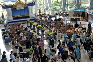 Ankunftsbereich am Bangkoker Flughafen wo die Touristen warten.