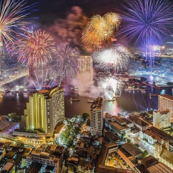 Feuerwerk am Chao Phraya Fluss wo jedes Jahr eines der größten Feuerwerke von Bangkok stattfindet.