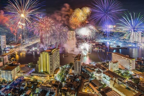 Feuerwerk am Chao Phraya Fluss wo jedes Jahr eines der größten Feuerwerke von Bangkok stattfindet.