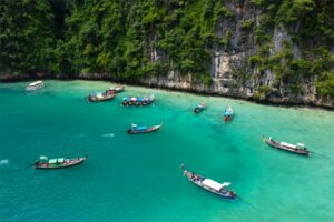 Die Maya Bucht bei Phi Phi Island mit den typischen Touristenbooten