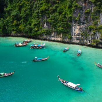 Die Maya Bucht bei Phi Phi Island mit den typischen Touristenbooten