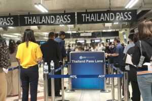 Toursiten am internationalen Flughafen von Bangko die über das Thailand Pass System einreisen.