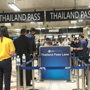 Toursiten am internationalen Flughafen von Bangko die über das Thailand Pass System einreisen.