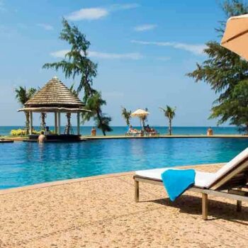 Eine Lieg am Pool nahe dem Strand auf Koh Lanta, Poollandschaft, Urlaub, Thailand