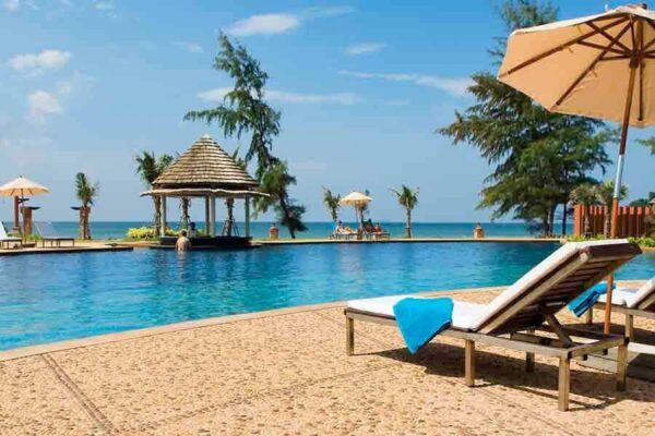 Eine Lieg am Pool nahe dem Strand auf Koh Lanta, Poollandschaft, Urlaub, Thailand