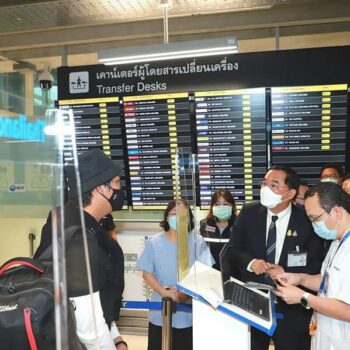 Touristen bei der Einreise am Bangkoker Flughafen beim Dokumeten Check