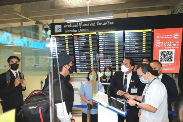 Touristen bei der Einreise am Bangkoker Flughafen beim Dokumeten Check