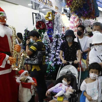 Einkaufszentrum in Bangkok mit Festtagsdekoration und Weihnachtsmann.
