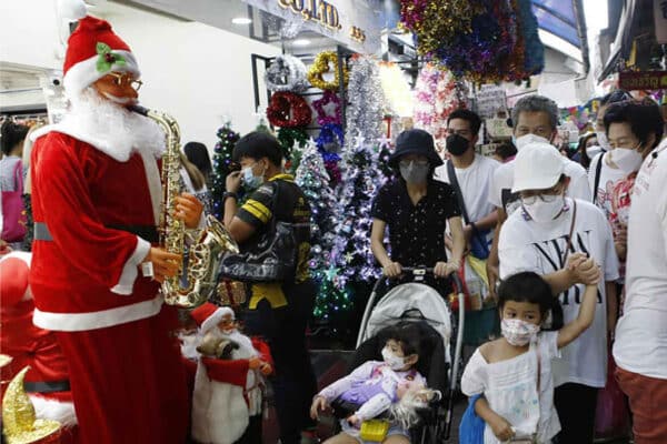 Einkaufszentrum in Bangkok mit Festtagsdekoration und Weihnachtsmann.