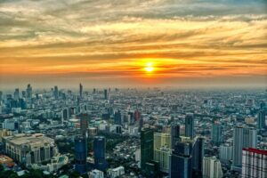 Die Skyline von Bangkok bei Dämmerung