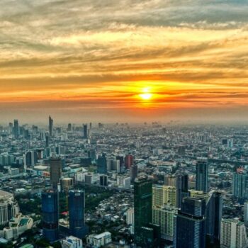 Die Skyline von Bangkok bei Dämmerung