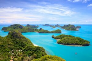 Blick aus der Vogelperspektive auf den Angthong Nationalpark bei Koh Samui.