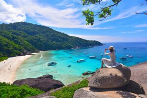 Eine Touristin auf dem aussichtspunkt der Similan Inseln in Phang Nga.