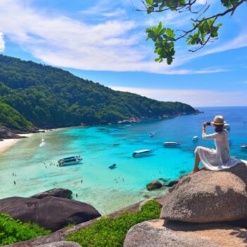 Eine Touristin auf dem aussichtspunkt der Similan Inseln in Phang Nga.